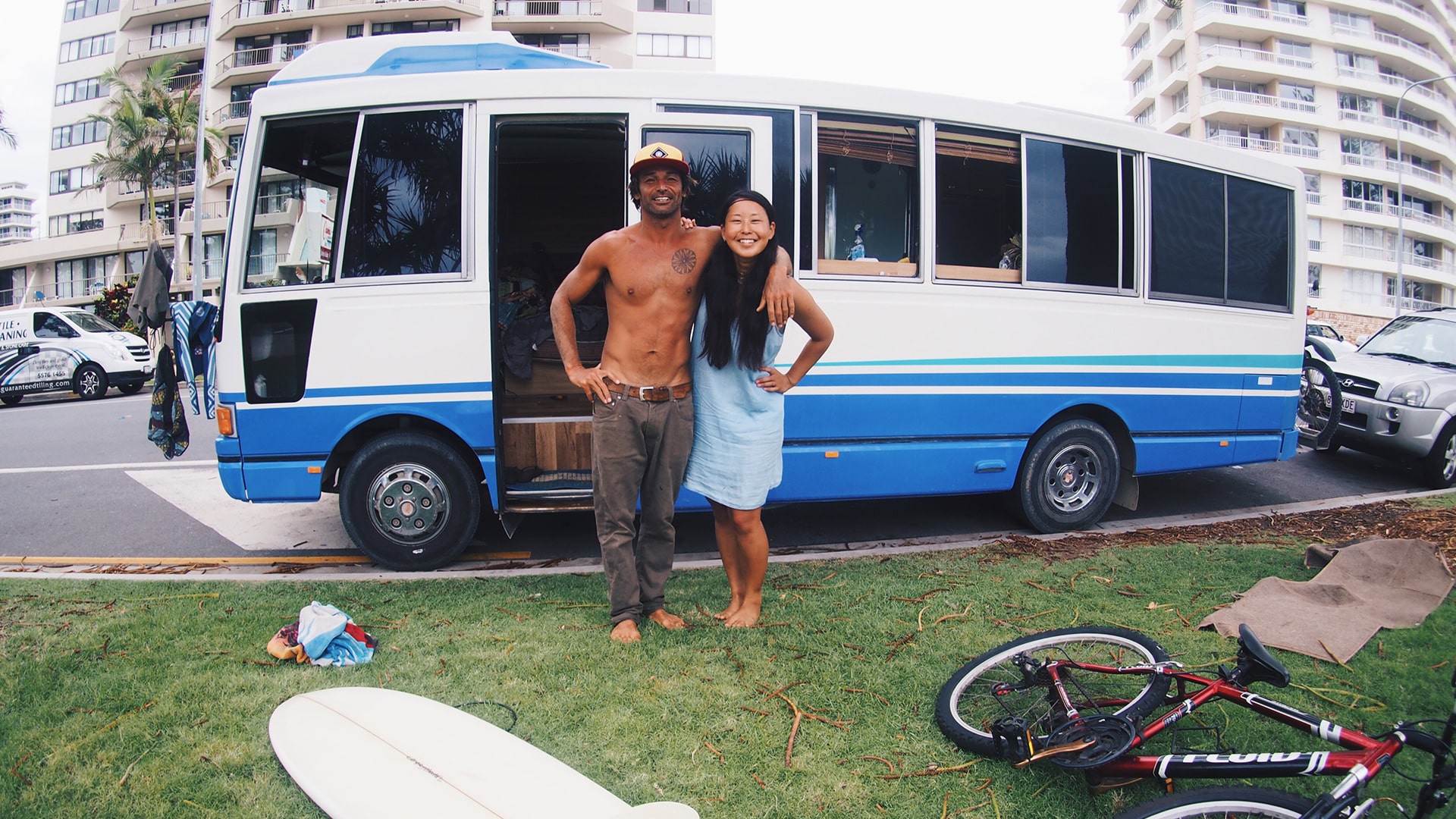 オーストラリア中のいい波を求め、バスで暮らすサーファーたち。